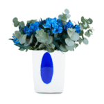 Arranjo floral luxuoso com alstroemérias azuis e eucaliptos em vaso de vidro polonês artesanal.