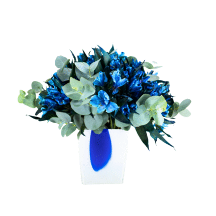 Arranjo floral luxuoso com alstroemérias azuis e eucaliptos em vaso de vidro polonês artesanal.
