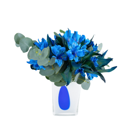 Arranjo floral luxuoso com alstroemérias azuis e eucaliptos em vaso de vidro polonês artesanal.