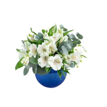 “Arranjo de alstroemérias brancas em vaso de vidro azul Dámaso Portugal Glass Linha 1913, exclusivo Une Fleur dans la Ville”