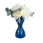 Arranjo de anastácia branca em vaso de vidro azul Dámaso Portugal Glass Linha 1913, exclusivo Une Fleur dans la Ville