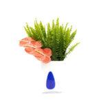 Arranjo com samambaias e antúrios em vaso de vidro polonês branco com detalhe azul.