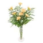 Arranjo de vravos alaranjados com folhagem avencão em vaso tulipa de vidro transparente – presente elegante da Une Fleur dans la Ville.