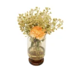 Arranjo de cravo alaranjado e folhage dedo de moça em vaso caramelo fosco de vidro português Dámaso, 27 cm, Linha 1913.