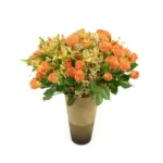 Arranjo de rosas spray alaranjadas e astromélias com folhagens em vaso caramelo fosco de vidro português Dámaso, linha 1913.