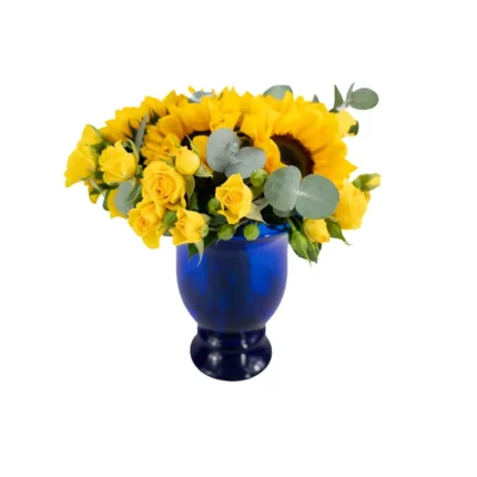 Arranjo de girassóis e rosas spray amarelas com folhas de eucalipto em vaso de vidro azul Dámaso – Une Fleur dans la Ville