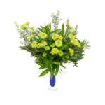 Arranjo floral com cravos verdes, folhagens variadas e dracena em vaso de vidro polonês branco com detalhe azul, ideal para presentear ou decorar ambientes refinados.