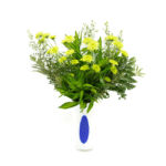 Arranjo floral com flores verdes, folhagens variadas e dracena em vaso de vidro polonês branco com detalhe azul, ideal para presentear ou decorar ambientes refinados.