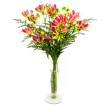 Arranjo de Gloriosas com folhagem avencão em vaso tulipa de vidro transparente – presente elegante da Une Fleur dans la Ville.