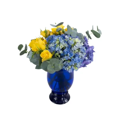 Arranjo de hortênsia azul com rosas amarelas e folhas de eucalipto em porta-velas vintage azul Dámaso usado como vaso – Une Fleur dans la Ville