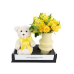 Kit exclusivo Une Fleur Dans la Ville com ursinho de pelúcia e vaso de flores monocromáticas, presente sofisticado e minimalista.