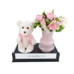 Kit exclusivo Une Fleur Dans la Ville com ursinho de pelúcia e vaso de flores monocromáticas, presente sofisticado e minimalista.