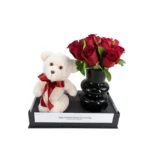 Kit exclusivo Une Fleur Dans la Ville com ursinho de pelúcia e vaso de flores monocromáticas, presente sofisticado e minimalista.