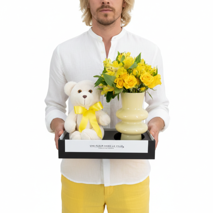 Kit presente com ursinho de pelúcia bege e arranjo de rosas amarelas naturais em vaso preto moderno, da Collection Monochrome Une Fleur dans la Ville, ideal para maternidade, nascimento e presentes românticos em São Paulo.