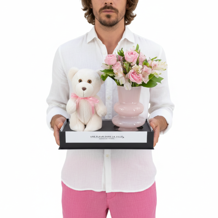 Kit presente com ursinho de pelúcia branco e arranjo de flores rosa claro naturais em vaso preto moderno, da Collection Monochrome Une Fleur dans la Ville, ideal para maternidade, nascimento e presentes românticos em São Paulo.