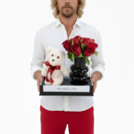 Kit presente com ursinho de pelúcia bege e arranjo de rosas vermelhas naturais em vaso preto moderno, da Collection Monochrome Une Fleur dans la Ville, ideal para maternidade, nascimento e presentes românticos em São Paulo.