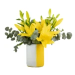Arranjo de lírios amarelos frescos com folhas de eucalipto em vaso de vidro polonês Alicja bicolor branco e amarelo – Une Fleur dans la Ville