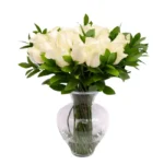 Arranjo de rosas brancas com ruscus em vaso de vidro português Dámaso, modelo Roma, presente sofisticado da Une Fleur dans la Ville.