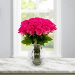 Arranjo de rosas pink com ruscus em vaso de vidro português Dámaso, modelo Roma, presente sofisticado da Une Fleur dans la Ville.