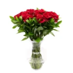 Arranjo de rosas vermelhas com ruscus em vaso de vidro português Dámaso, modelo Roma, presente sofisticado da Une Fleur dans la Ville.