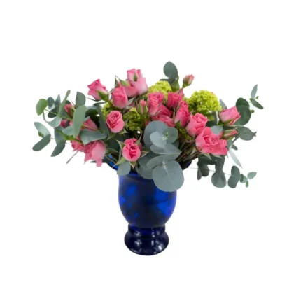 Arranjo com rosas spray pink, viburnum verde e eucalipto em porta-velas vintage azul Dámaso usado como vaso – Une Fleur dans la Ville
