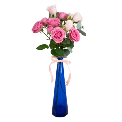 Garrafinha Rosé Chic “Mini rosas rosadas com eucalipto em garrafinha azul, com laço rosé — Une Fleur dans la Ville.