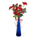 Mini rosas vermelhas com eucalipto em garrafinha azul, com laço vermelho — Une Fleur dans la Ville.