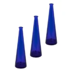 Três garrafas decorativas de vidro azul cobalto, com formato cônico alongado e boca estreita, dispostas em um trio sobre fundo branco.