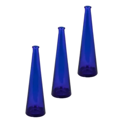Três garrafas decorativas de vidro azul cobalto, com formato cônico alongado e boca estreita, dispostas em um trio sobre fundo branco.