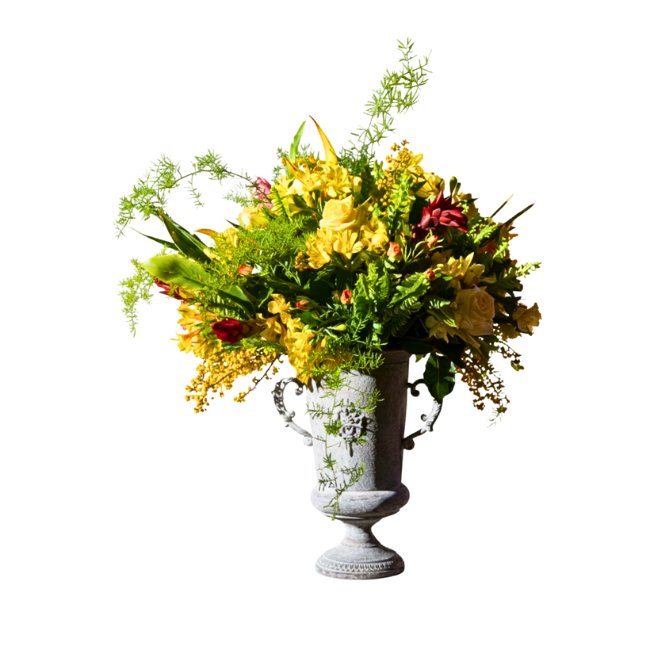 Arranjo floral tropical de luxo com flores amarelas e folhagens exuberantes em vaso clássico, ideal para casas de praia e festas com tema praiano sofisticado em São Paulo.
