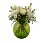 Arranjo de flores brancas com rosas, lírios e folhagens verdes em vaso de vidro verde translúcido, elegante e atemporal.