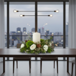 Arranjo floral sofisticado com flores brancas, folhagens verdes naturais, pinhas decorativas e vela branca central, disposto sobre mesa de jantar moderna com vista urbana ao entardecer, ideal para decoração elegante de interiores contemporâneos.