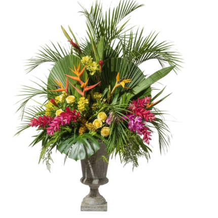 Arranjo floral tropical de luxo com helicônias, aves-do-paraíso, gengibre ornamental, rosas amarelas e folhagens exuberantes em vaso clássico para casas com piscina e áreas externas sofisticadas