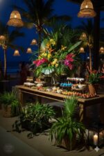 Arranjo floral tropical de luxo com helicônias, aves-do-paraíso, gengibre ornamental, rosas amarelas e folhagens exuberantes em vaso clássico para casas com piscina e áreas externas sofisticadas