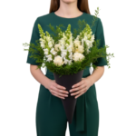 Buquê de flores brancas premium com rosas brancas, boca-de-leão e folhagens verdes em cone preto sofisticado, presente elegante e luxuoso para impressionar a parceira.