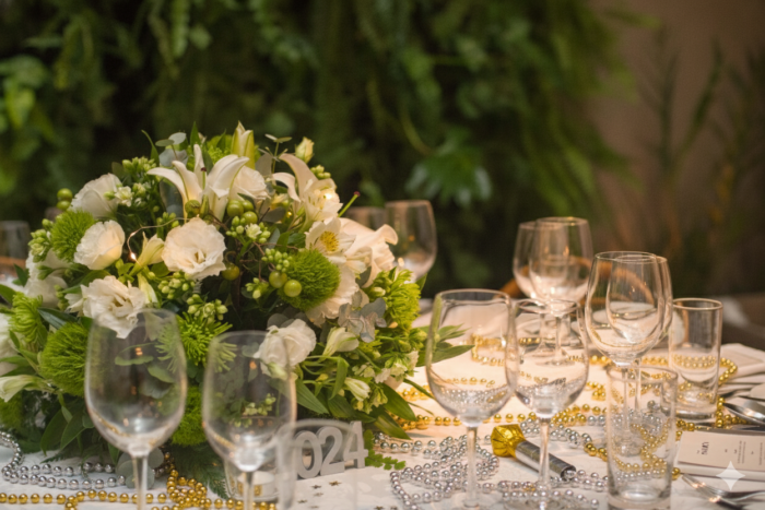 Centro de Mesa Verde e Branco Elegance | Arranjo Sofisticado para Festa - Imagem 2