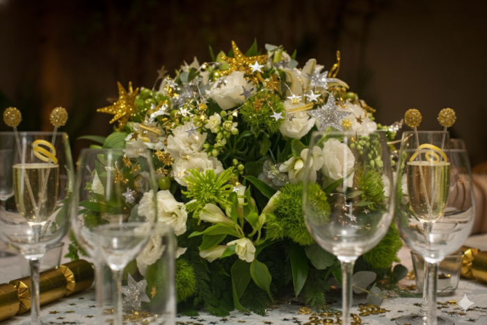 Centro de Mesa Verde e Branco Elegance | Arranjo Sofisticado para Festa - Imagem 3
