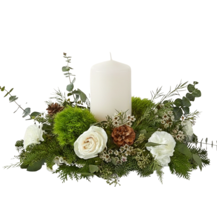 Arranjo floral sofisticado em formato de guirlanda com flores brancas, folhagens verdes naturais, pinhas decorativas e vela branca central, ideal para decoração elegante de mesa, Natal e ambientes contemporâneos.