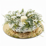 Guirlanda floral branca com flores delicadas, folhagens de eucalipto e vela central decorativa sobre base espelhada, estilo sofisticado e natural.