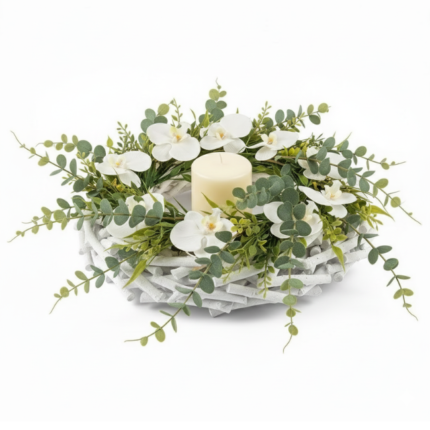 Guirlanda floral branca com flores delicadas, folhagens verdes e vela central decorativa, em base clara trançada, estilo sofisticado e minimalista.