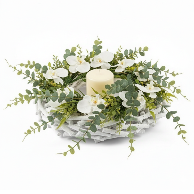 Guirlanda floral branca com flores delicadas, folhagens verdes e vela central decorativa, em base clara trançada, estilo sofisticado e minimalista.