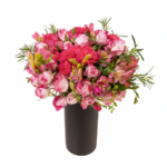 Arranjo de flores rosas premium com rosas, astromélias e folhagens finas em vaso preto sofisticado, ideal para presentear parceira com elegância e exclusividade.