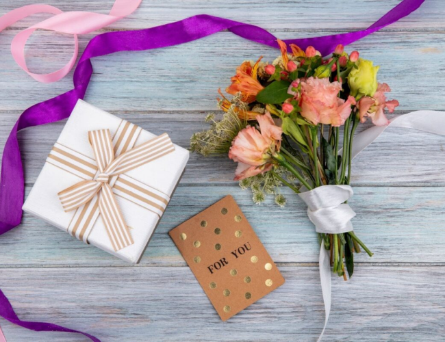Kit aniversário com flores_ como escolher um presente criativo, elegante e personalizado
