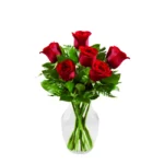 Arranjo de 6 rosas colombianas vermelhas frescas em vaso de vidro transparente com folhagens verdes