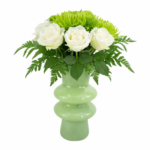 Arranjo sofisticado de rosas brancas e flores verdes em vaso moderno verde com folhagem de samambaia