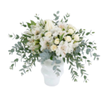 Arranjo elegante de flores brancas em vaso moderno branco com folhagens de eucalipto