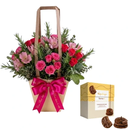 Arranjo floral elegante em bolsa impermeável Clayrtons com rosas cor-de-rosa e pink, astromélias e folhagens, acompanhado de Cookies Baunilha Forno K 80G da Kopenhagen , ideal para presente em São Paulo.
