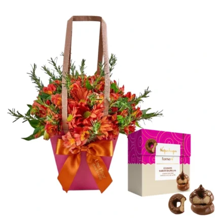 Arranjo floral elegante em bolsa impermeável Clayrtons com flores alaranjadas e folhagens, acompanhado de cookies de chocolate, ideal para presente em São Paulo.