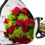 Bouquet clássico com rosas vermelhas colombianas e hortensias verde, embalado em papel da Une Fleur dans la Ville para presente romântico em São Paulo.
