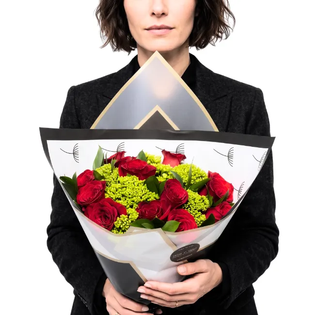 Bouquet premium com rosas vermelhas colombianas e broto de hortensia, embalado em papel elegante da Une Fleur dans la Ville para presente romântico em São Paulo.